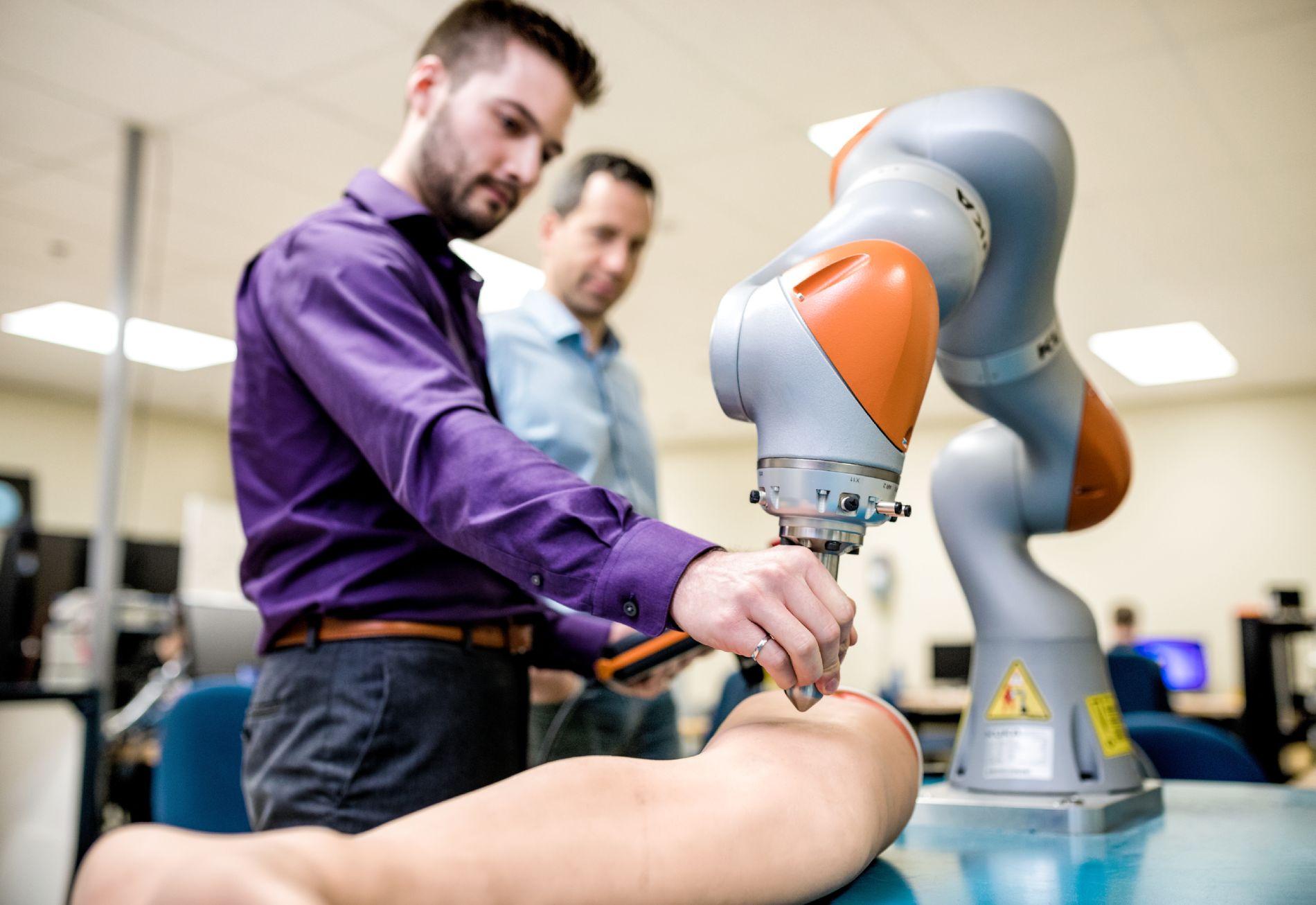 Des étudiants explorent les applications de la robotique dans un environnement technologique innovant.